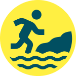 Icône ronde jaune illustrant une silhouette en mouvement à proximité d’une rive et de vagues. Ce pictogramme rappelle la nécessité de rester vigilant aux abords du Rhône.